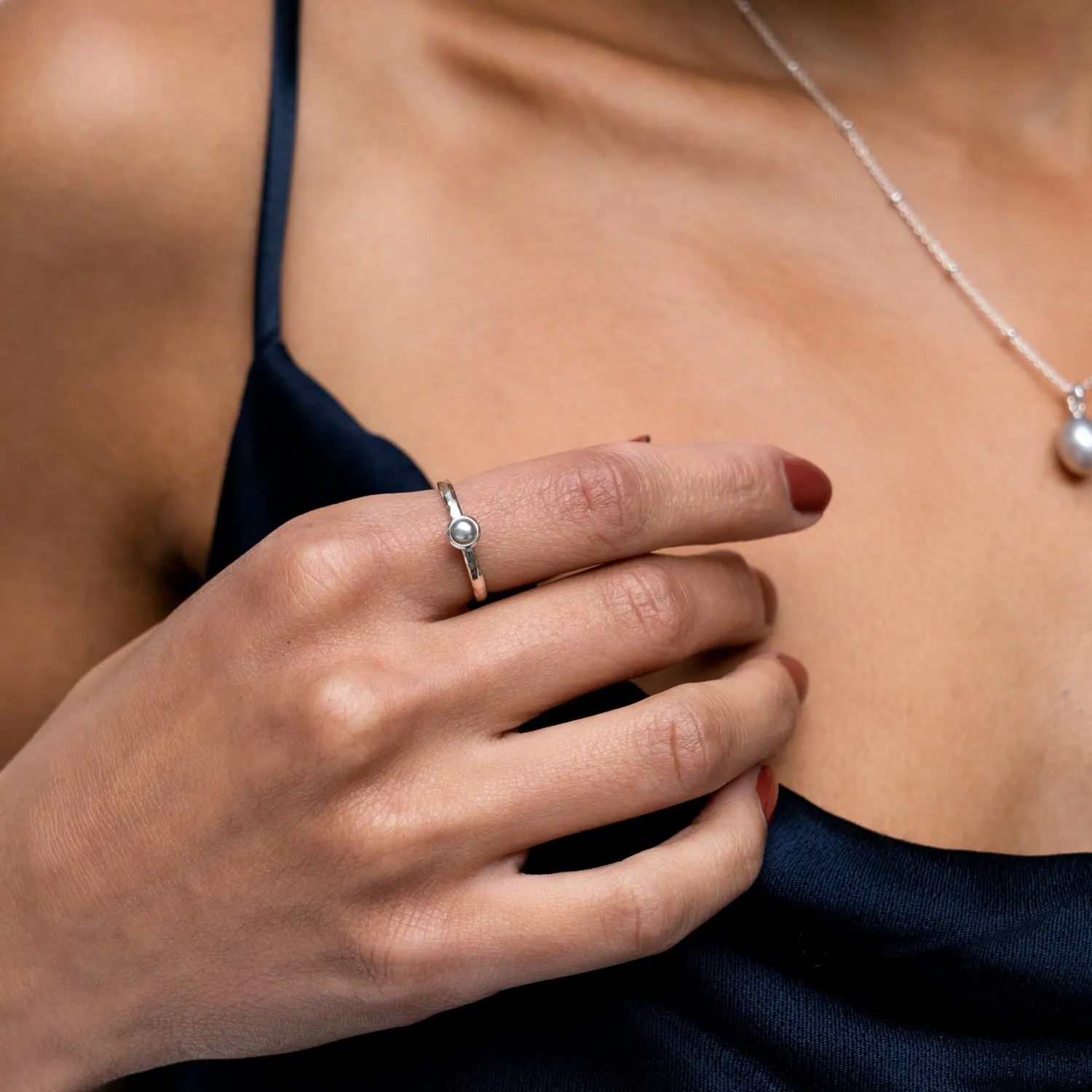 4mm Dove Grey Pearl Hammered Twinkle Ring